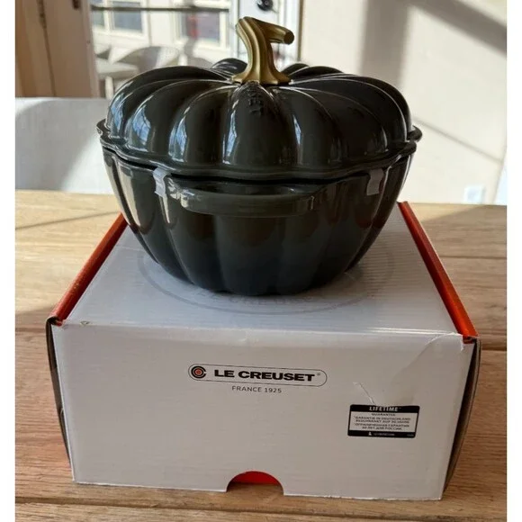 Le Creuset Enameled Cast Iron Pumpkin Cocotte 4 qt Thyme Green Gold Knob NEW - Picture 4 of 9